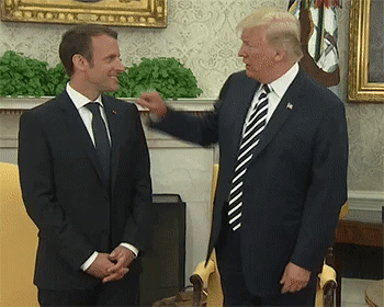 Trump passe sa main sur l'épaule de Macron