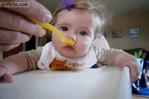 Bébé qui s'endort en mangeant
