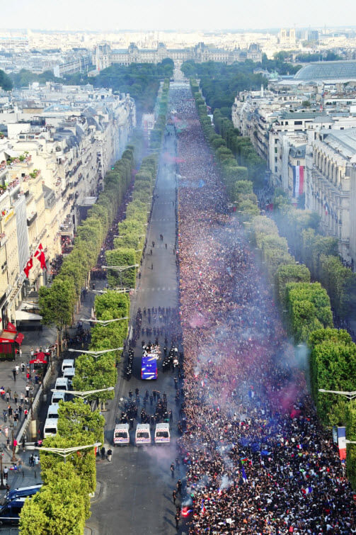 Le bus des Champions du monde défile sur les Champs-Elysées.