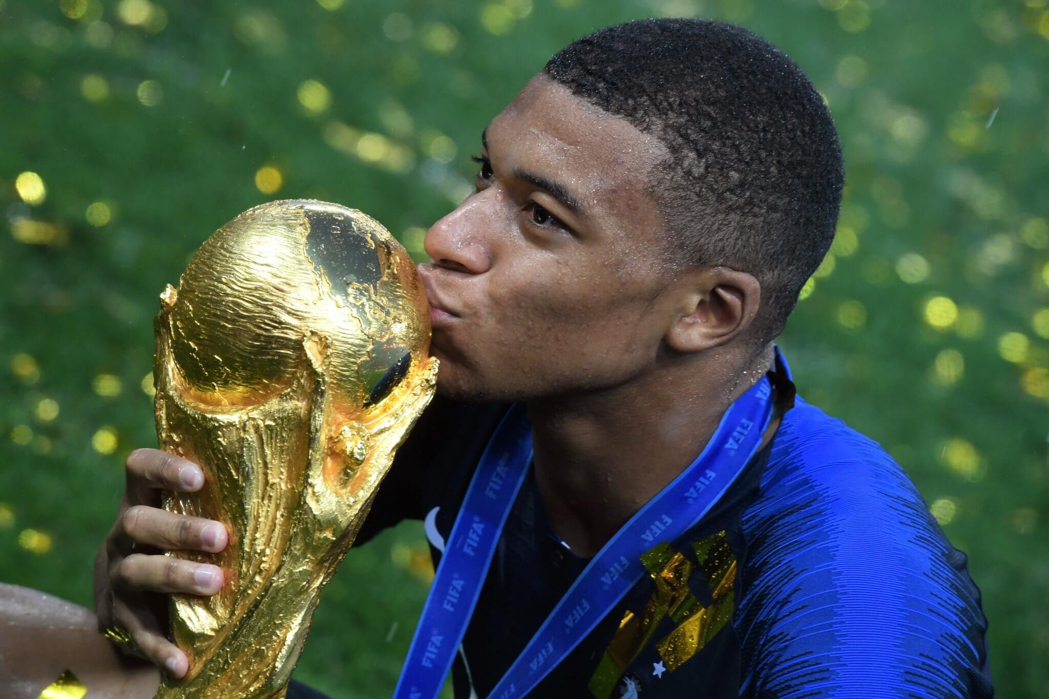 Télécharger Photos Mbappé Embrasse Le Trophée De La Coupe Du Monde 2018 Gratuitement